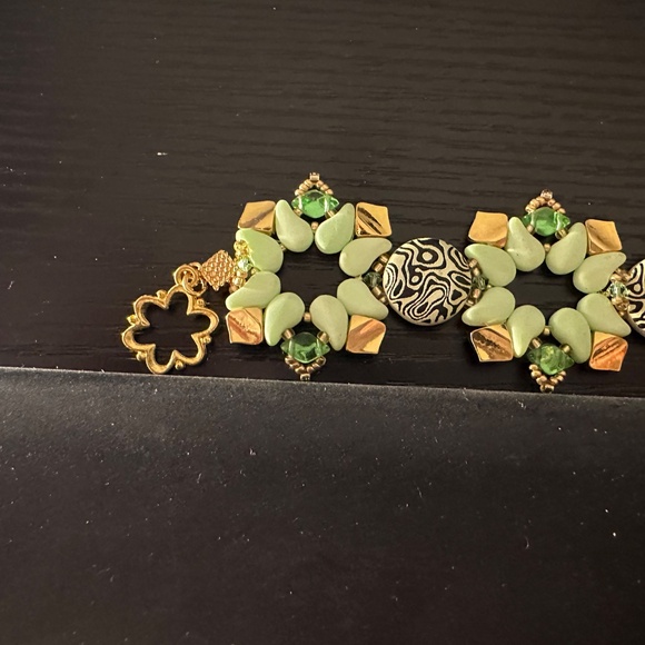 Handmade beaded lime green bracelet with green crystal gemstone accents - Picture 3 of 8